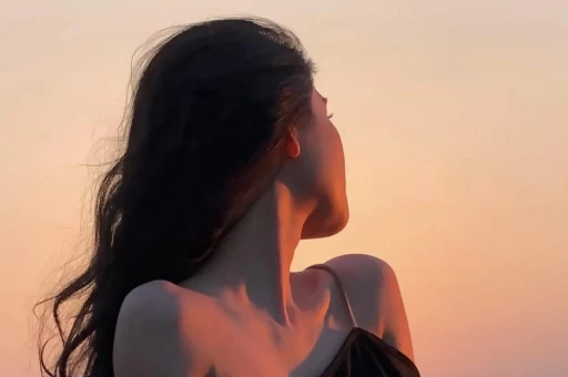 陪玩陪睡仅是皮毛！继手伸进裤子后又一女星自曝55岁都不放过