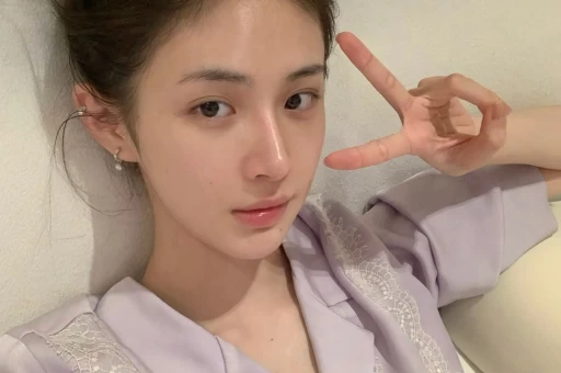 某男团成员深夜出行被拍同行神秘女子身份引发猜测